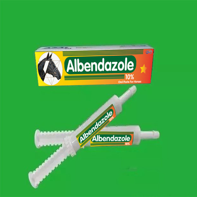 Pomada veterinária das drogas antiparasitárias de Albendazole no tubo que empacota para cavalos
